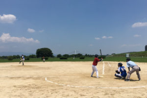 淀川河川敷で草野球の試合２