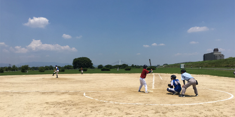 淀川河川敷で草野球の試合２